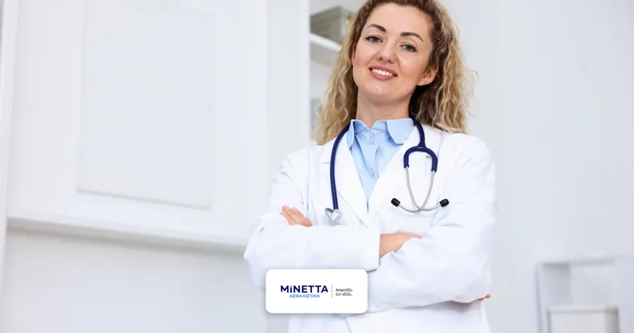 Γυναίκα γιατρός με λευκή μπλούζα και στηθοσκόπιο, σταυρωμένα χέρια, σε κλινική — Αστική Ευθύνη Ιατρών από την Μινέττα