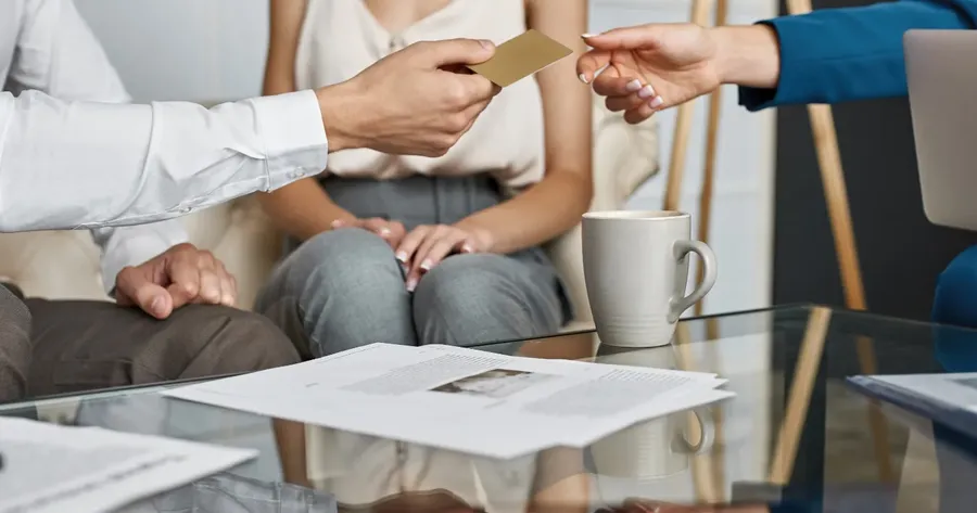 πληρωμή με κάρτα σε γραφείο, παράδοση κάρτας πάνω από συμβόλαιο — Πληρωμή Ασφαλίστρων Ταξιδιωτικής Ασφάλισης